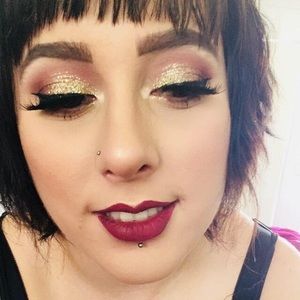 Meet your Posher, Dee